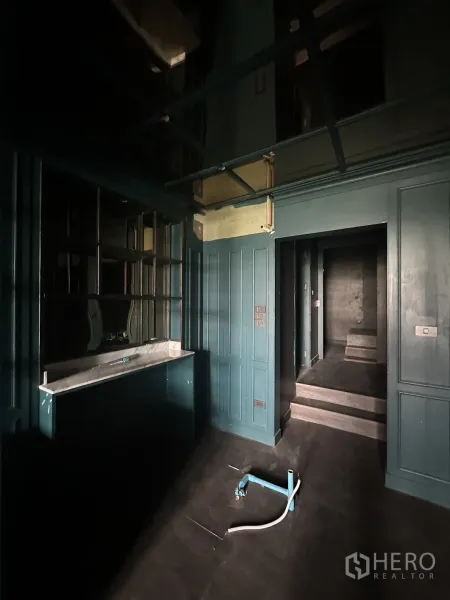 店屋 出租在Watthana, Bangkok - 后场带水槽与橱柜，预留管线适合安装厨房。