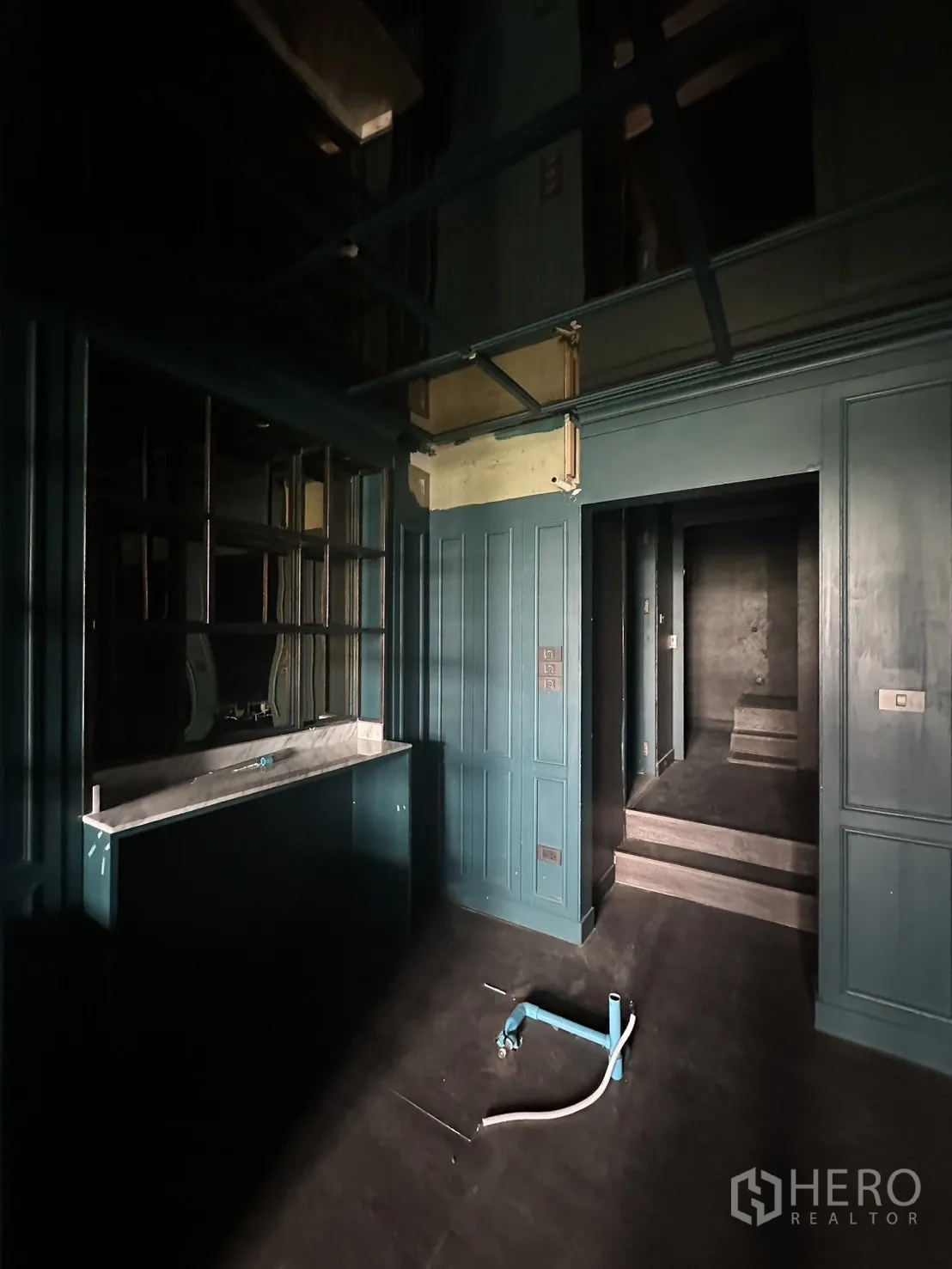 店屋 出租在Watthana, Bangkok - 后场带水槽与橱柜，预留管线适合安装厨房。