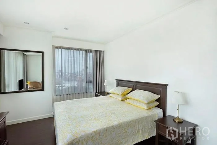 คอนโด ให้เช่าในKhlong San, Bangkok - ห้องนอนเตียงคู่โทนอบอุ่น เฟอร์นิเจอร์ไม้เข้ม และหน้าต่างบานใหญ่