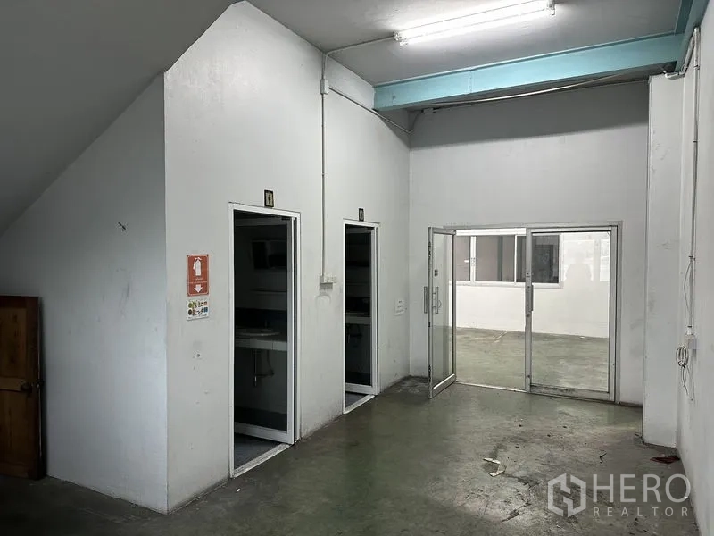 คลังสินค้า ให้เช่าในMueang Samut Prakan, Samut Prakan - ตู้ควบคุมไฟฟ้าและตู้เบรกเกอร์สำหรับระบบไฟอุตสาหกรรมติดผนัง