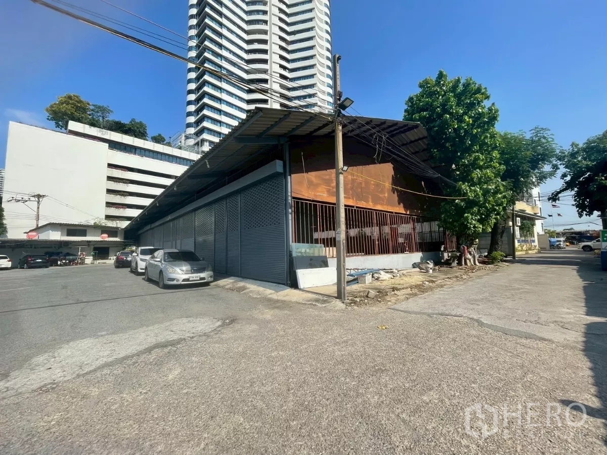 คลังสินค้า ให้เช่าหรือขายในYan Nawa, Bangkok - มุมมองด้านนอกโกดังชั้นเดียว หลังคาเมทัลชีท ติดทางเข้า-ออก ใกล้อาคารสูงย่านพระราม 3