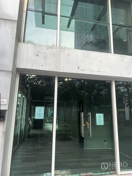 零售空间 出租在Huai Khwang, Bangkok - 玻璃店面入口，超高窗墙与推拉门。