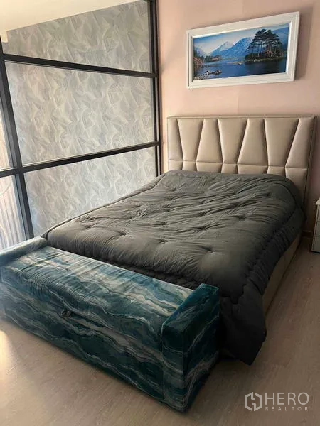 คอนโด ให้เช่าในKhlong Toei, Bangkok - ห้องนอนชั้นลอย หัวเตียงบุนุ่ม ม้านั่งปลายเตียง และผนังกระจกมองลงสู่ห้องนั่งเล่น