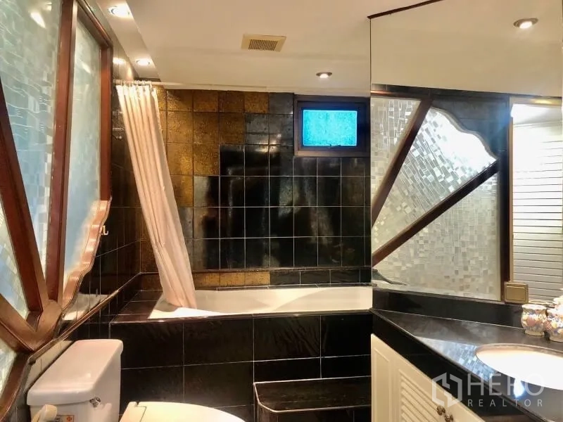 คอนโด ให้เช่าในWatthana, Bangkok - ห้องน้ำกระเบื้องสีดำ มีอ่างอาบน้ำพร้อมฝักบัว กระจกบานใหญ่ และเคาน์เตอร์ล้างหน้า