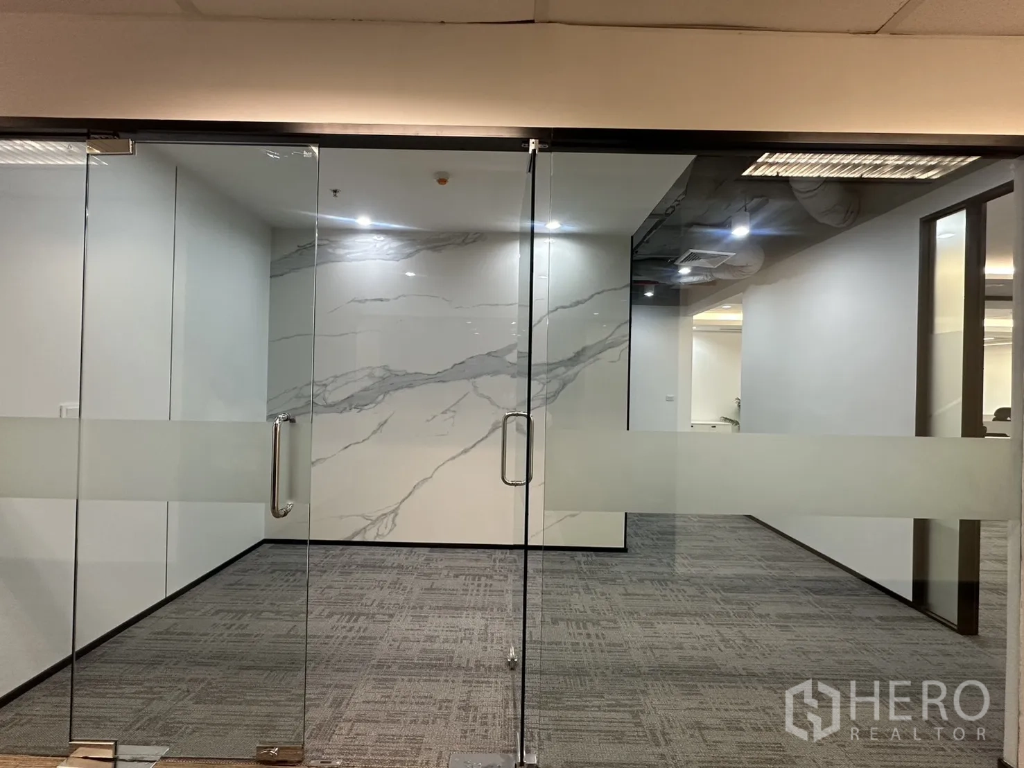 办公室 for rent in Pathum Wan, Bangkok - 入口区双扇玻璃门与大理石纹墙面。