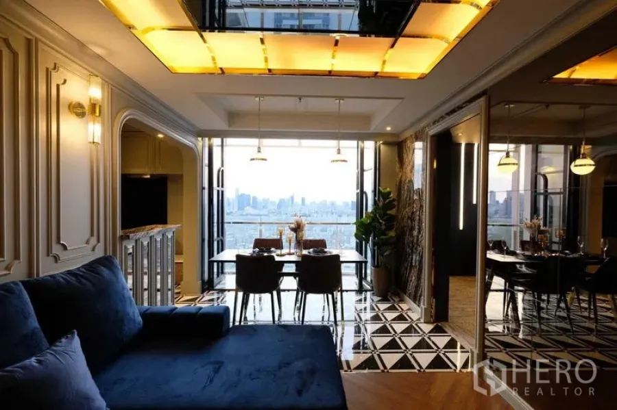 คอนโด ขาย - ภาพมุมกว้างของโซนรับแขกและทานข้าว เปิดออกสู่ระเบียงวิวเส้นขอบฟ้าในคอนโดดินแดง