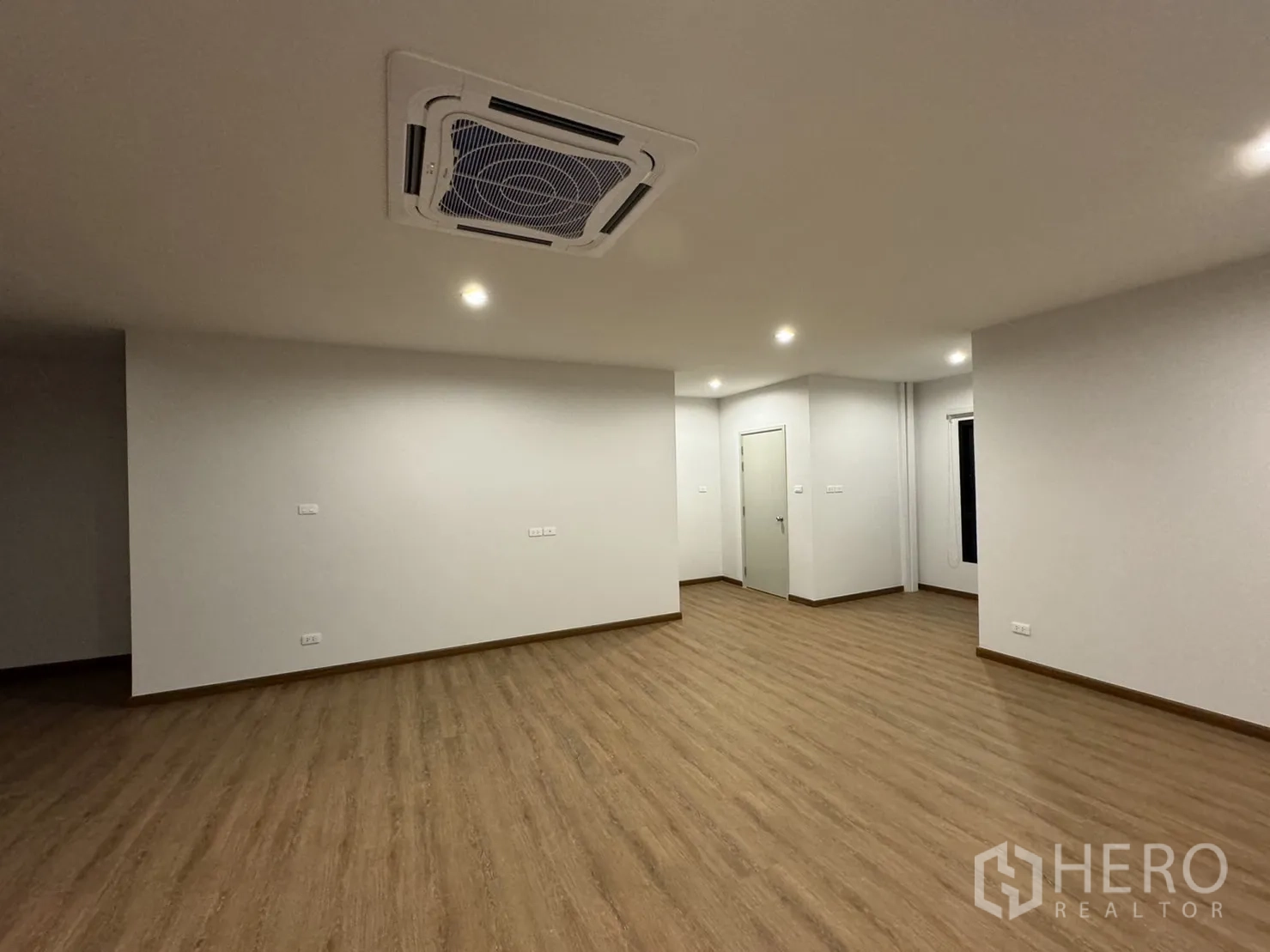 สำนักงานที่บ้าน ให้เช่าในBang Khen, Bangkok - ห้องพื้นไม้พร้อมแอร์คาสเซ็ตและผนังโทนเรียบ