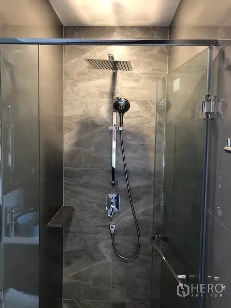 คอนโด ให้เช่าในWatthana, Bangkok - ห้องอาบน้ำทันสมัย ฉากกั้นกระจก ฝักบัวเรนชาวเวอร์ และผนังลายหินสีเทา