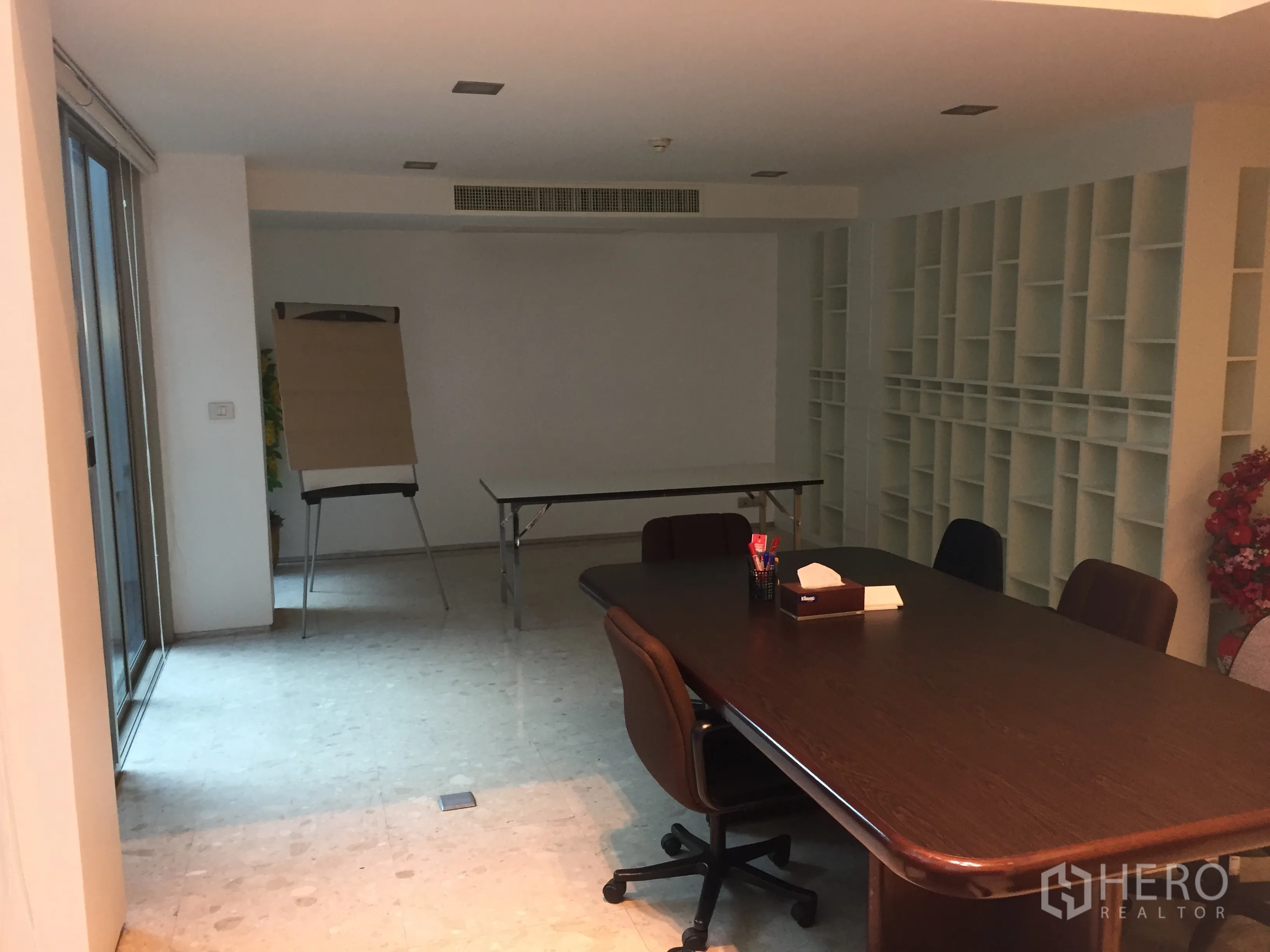 คอนโด ให้เช่าหรือขายในKhlong Toei, Bangkok - ห้องอเนกประสงค์ ชั้นวางของบิลท์อินทั้งผนัง ประตูกระจกสไลด์ และโต๊ะประชุม