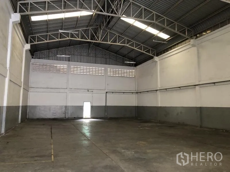 Factory for rent in Pathum Thani - Wide-span warehouse hall with ventilated clerestory and ridge skylights.