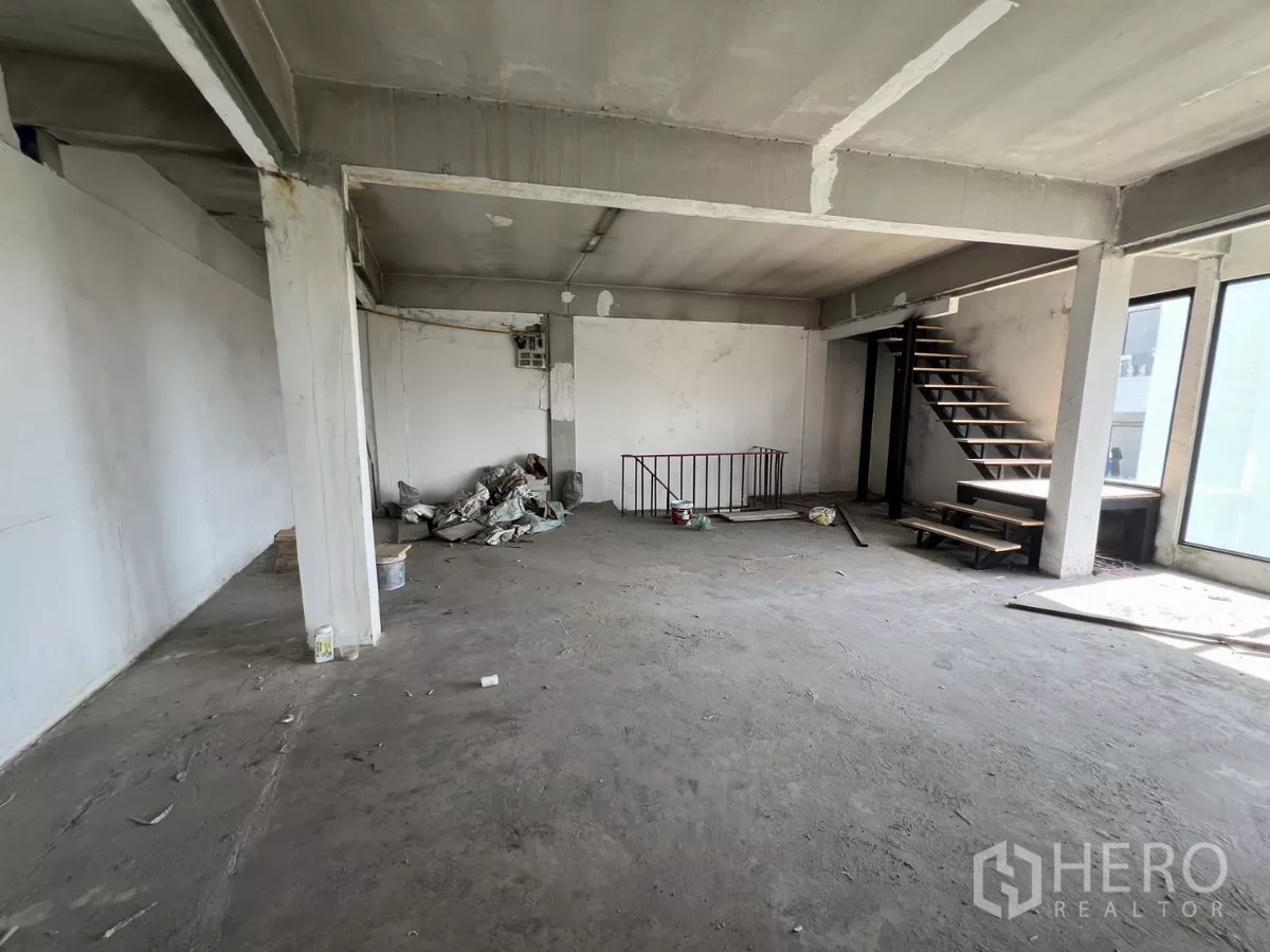 店屋 出售在Suan Luang, Bangkok - 宽敞楼层，设楼梯、立柱与散落的施工材料。