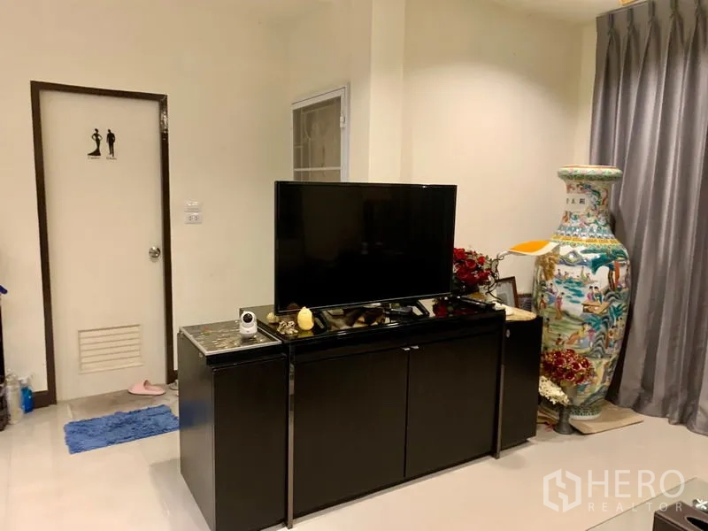 Detached House for rent in Khlong Sam Wa, Bangkok - TV console facing a feature corner with a large decorative ceramic vase.