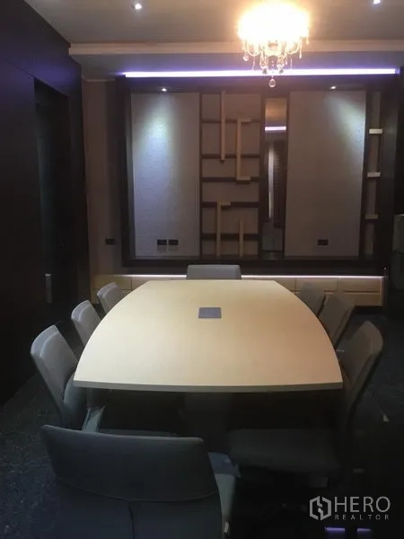 带办公室的家 出租在Suan Luang, Bangkok - 会议室配长桌、座椅和吊灯，墙面带装饰层板。