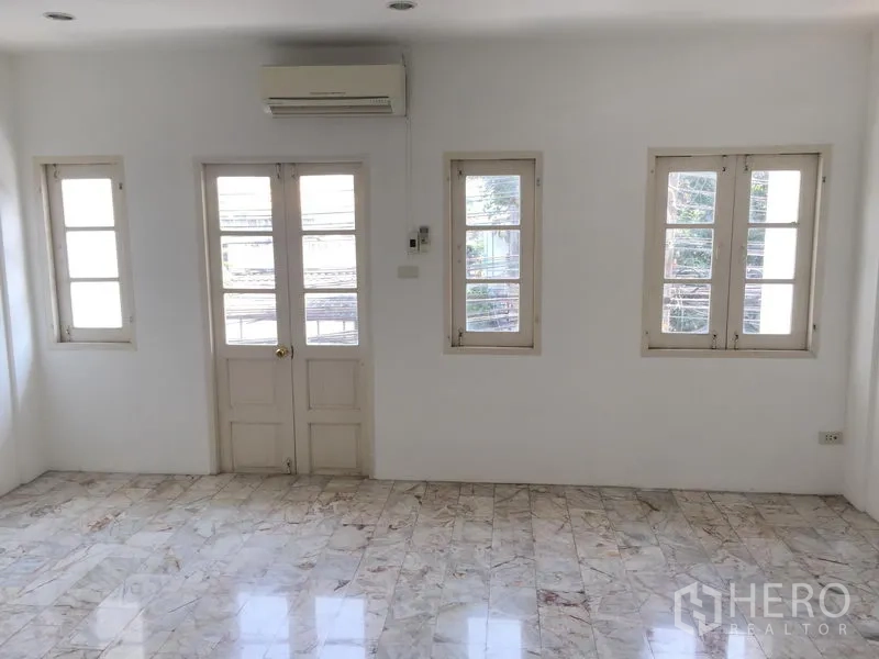 ทาวน์เฮาส์ ให้เช่าในChatuchak, Bangkok - ห้องนอนสว่าง มีหน้าต่างหลายบาน ประตูระเบียง และเครื่องปรับอากาศผนัง