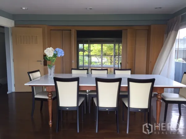 สำนักงานที่บ้าน ให้เช่าหรือขายในSuan Luang, Bangkok - ห้องรับประทานอาหารกว้าง พื้นไม้ โต๊ะเก้าอี้ครบ และหน้าต่างบานใหญ่สู่ระเบียง