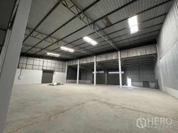 货栈 出租在Khlong Luang, Pathum Thani - 仓库内部开阔，高钢结构屋顶配天窗，混凝土地坪平整。