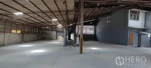 คลังสินค้า ให้เช่าในPhra Khanong, Bangkok - โกดังโล่งกว้าง ผนังบล็อกระบายอากาศ และออฟฟิศชั้นลอย