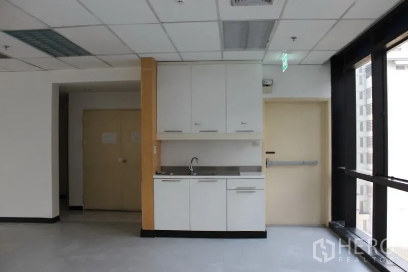 สำนักงาน ให้เช่าในWatthana, Bangkok - ครัวเล็กตู้สีขาว ใกล้ประตูหนีไฟและผนังหน้าต่าง