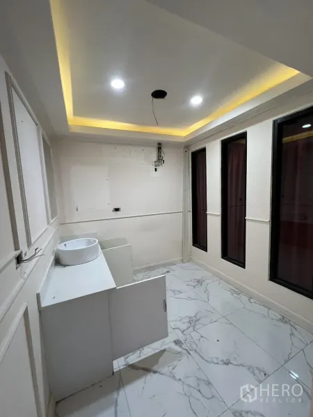 พื้นที่ขายปลีก ให้เช่าในWatthana, Bangkok - ห้องขนาดเล็ก ปูพื้นลายหินอ่อน ฝ้าดาวน์ไลท์ พร้อมตู้เคาน์เตอร์อ่างล้างมือ