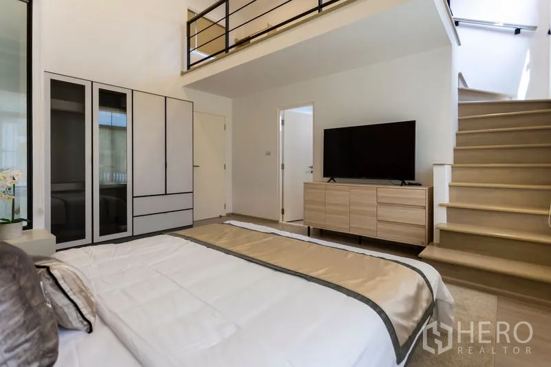 Townhouse for rent in Bang Phli, Samut Prakan - Stairs in the master bedroom leading to a mezzanine loft and TV cabinet.