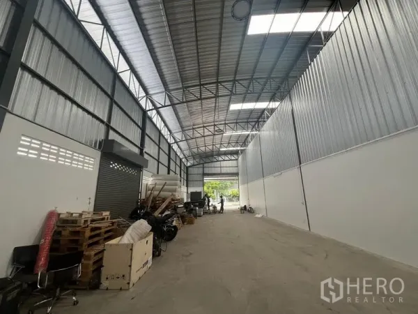 货栈 出租在Khlong Sam Wa, Bangkok - 仓库长通道朝向入口，金属夹芯墙体，天窗与通风砖提供良好采光通风。
