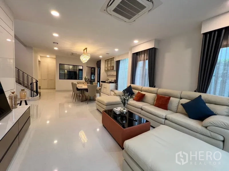 บ้าน ให้เช่าหรือขายในSaphan Sung, Bangkok - โถงนั่งเล่นและทานอาหารแบบโอเพ่นสเปซ มีบันไดและโซฟาขนาดใหญ่