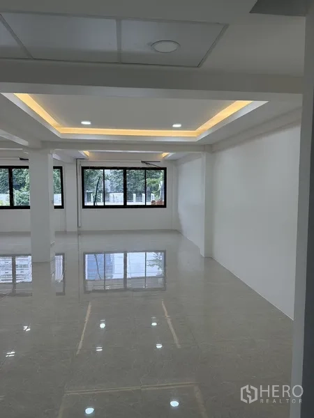 สำนักงาน ให้เช่าหรือขายในHuai Khwang, Bangkok - โซนทำงานเพดานหลุมซ่อนไฟ มองเห็นวิวต้นไม้ผ่านหน้าต่าง