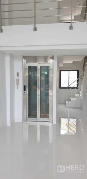 อาคารพาณิชย์ ให้เช่า - ภายในอาคารพาณิชย์สว่าง พื้นเงา มีลิฟต์สแตนเลสส่วนตัวและบันไดอยู่ข้างกัน