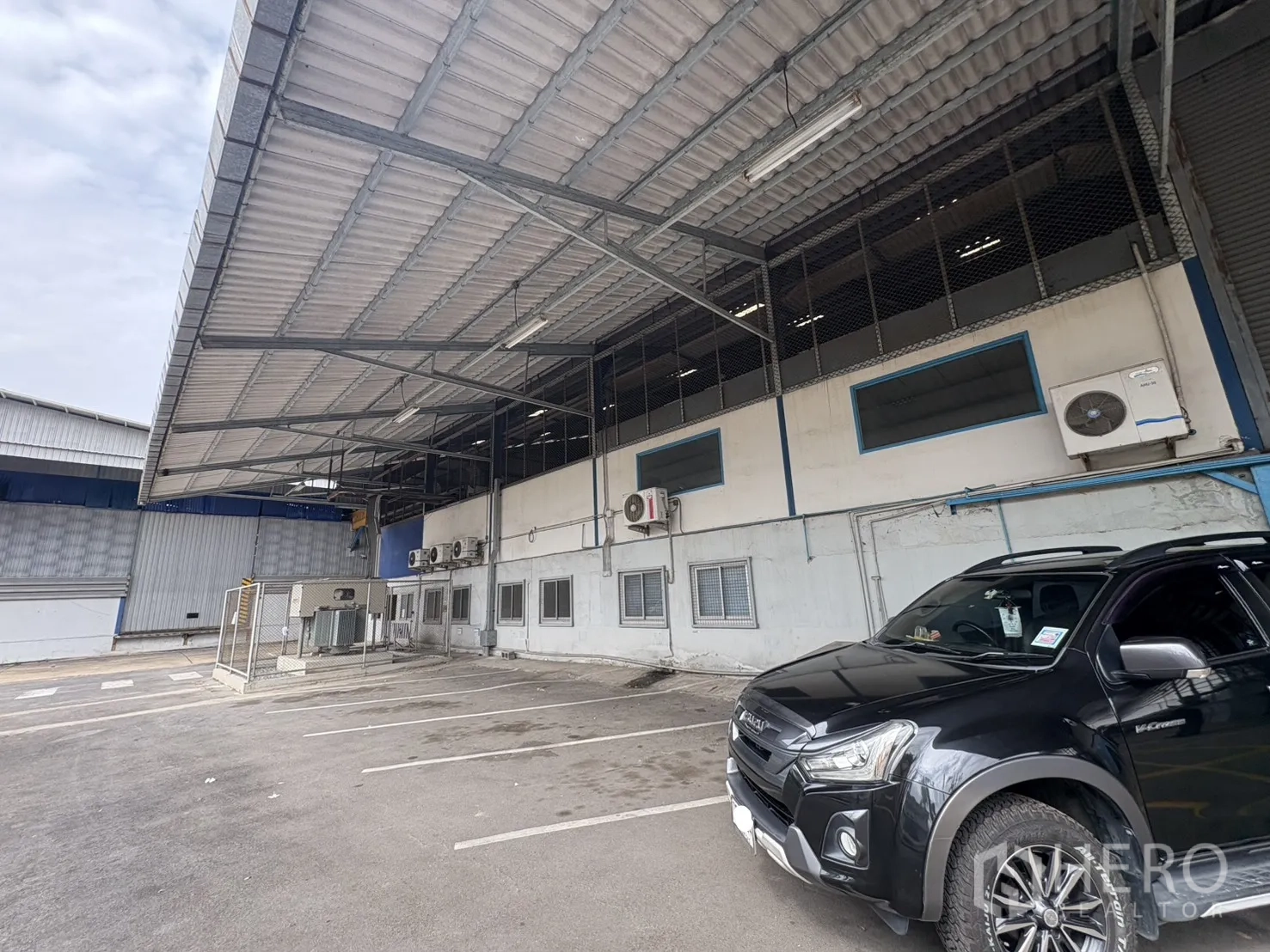 工厂 出租在Phra Pradaeng, Samut Prakan - 有顶装卸区，外机与停车位一应俱全。