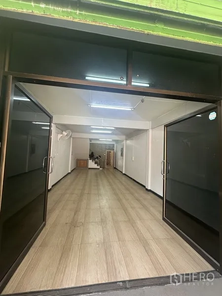 อาคารพาณิชย์ ให้เช่าหรือขายในPhra Khanong, Bangkok - พื้นที่ค้าขายชั้นล่างแบบโถงโล่ง ปูพื้นลายไม้ พร้อมประตูกระจกบานเลื่อนกว้าง