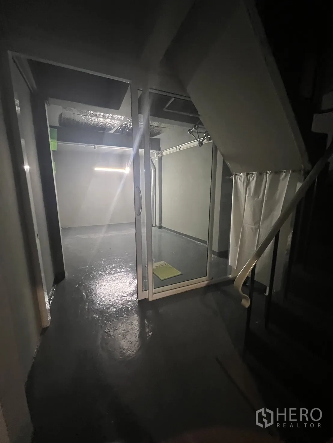 店屋 出租在Watthana, Bangkok - 楼梯下方的玻璃隔间走廊。