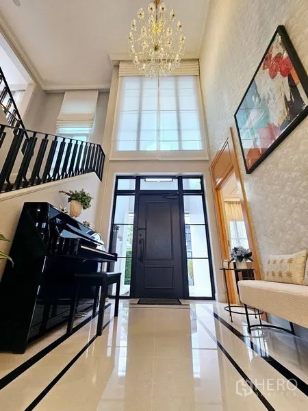 บ้าน ให้เช่าหรือขายในSaphan Sung, Bangkok - โถงทางเข้าชั้นลอย เพดานสูง โคมระย้า เปียโน และบันได