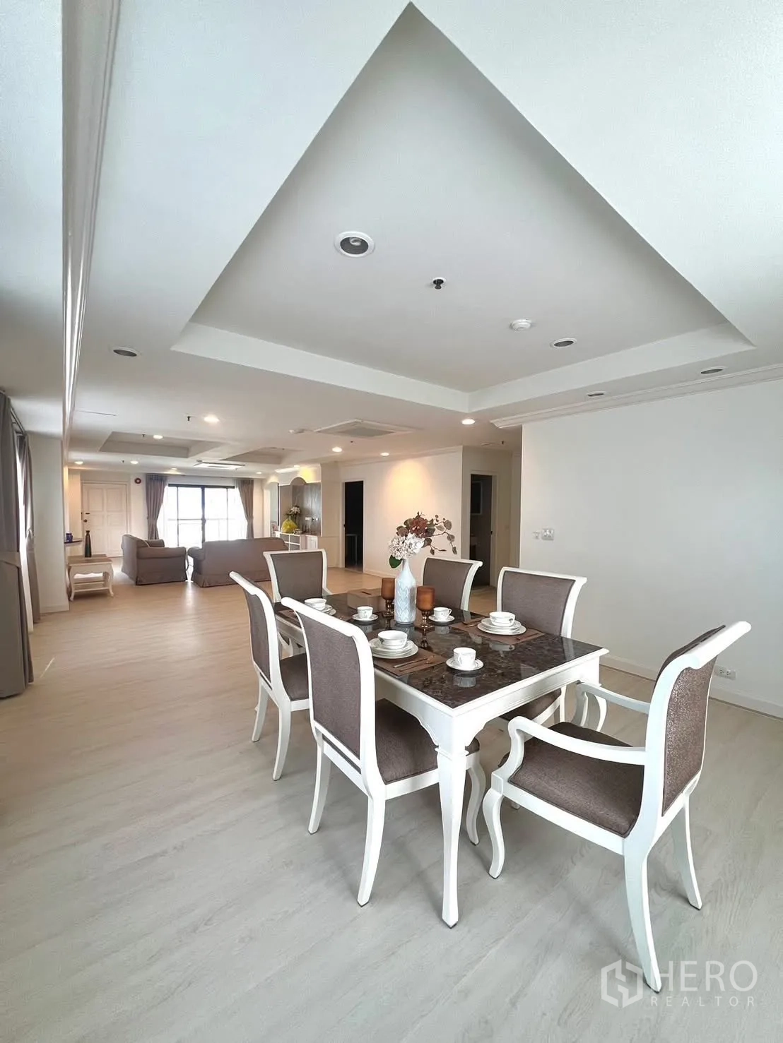 Condominium for rent in Khlong Toei, Bangkok - Dining area with six-seat table in an open-plan space.