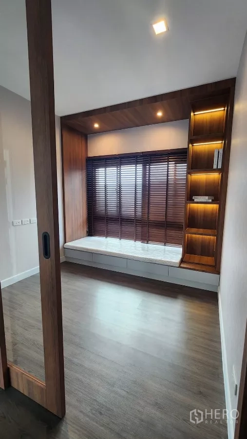 บ้าน ให้เช่าหรือขายในBueng Kum, Bangkok - ห้องนอนพร้อมเบย์วินโดว์บิลต์อินและชั้นโชว์ไม้เปิดไฟ