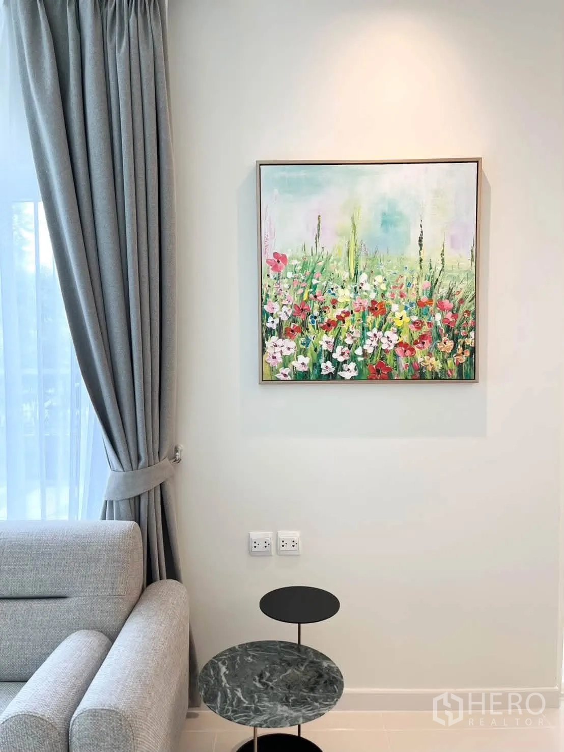 Detached House for rent in Bang Phli, Samut Prakan - Decor detail of a floral painting above a small side table and curtains.