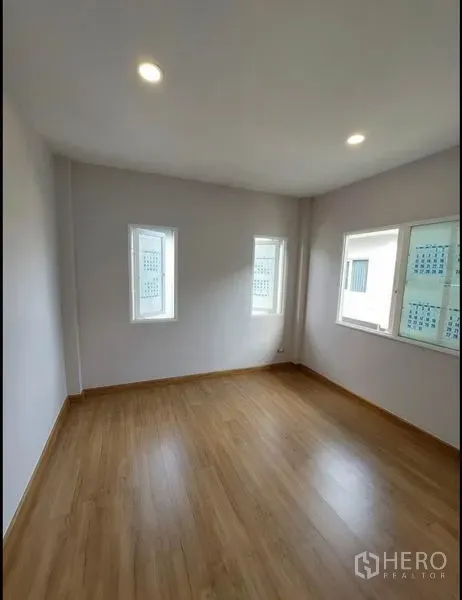 บ้าน ขายในBang Yai, Nonthaburi - ห้องนอนพื้นไม้พร้อมหน้าต่างมุมห้องรับแสงธรรมชาติ