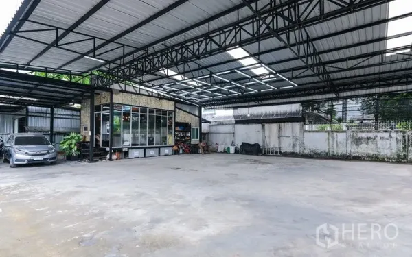 货栈 出租在Bueng Kum, Bangkok - 超大有顶混凝土场地，高钢架屋顶，适合停车与装卸。