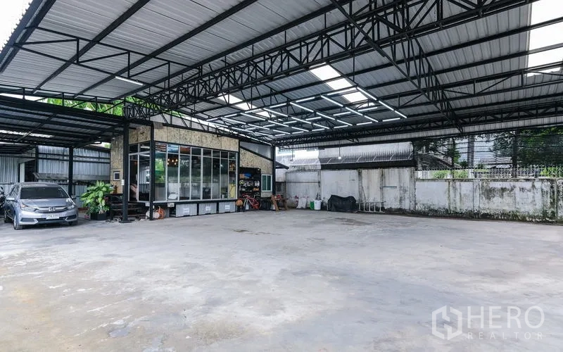 คลังสินค้า ให้เช่าในBueng Kum, Bangkok - ลานคอนกรีตขนาดใหญ่มีหลังคาสูงโครงเหล็ก เหมาะสำหรับจอดรถและขนถ่ายสินค้า