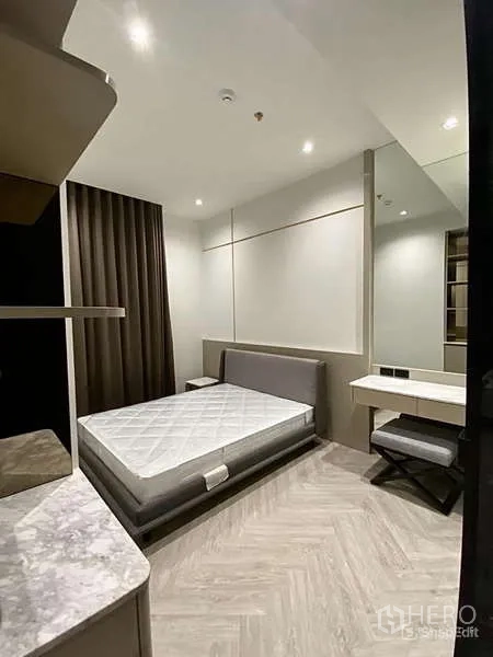 คอนโด ให้เช่า - ห้องนอนพร้อมที่นอน โต๊ะทำงานและม้านั่ง ผ้าม่านทึบ พื้นลายก้างปลา