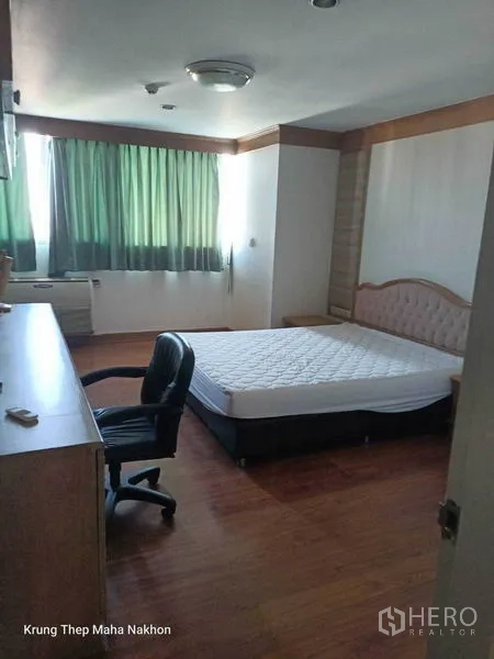 คอนโด ให้เช่าในWatthana, Bangkok - ห้องนอนกว้างพร้อมเตียง โต๊ะทำงาน พื้นไม้ และแอร์ผนังใต้หน้าต่างบานกว้าง