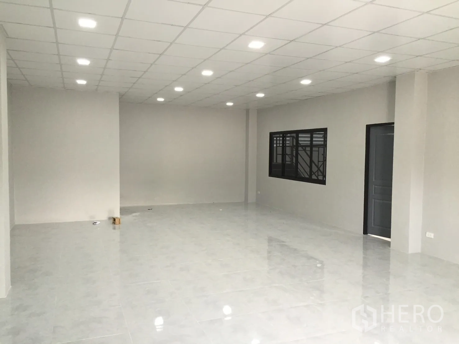 Warehouse for rent in Bang Phli, Samut Prakan - Ground-floor office area with tiled floor, recessed lighting and a window.