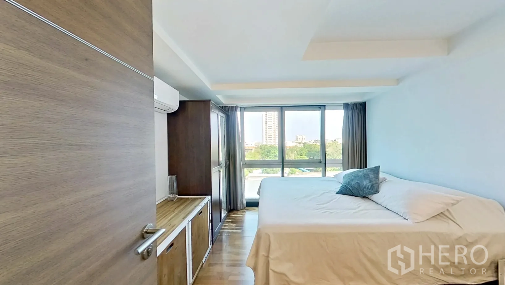 คอนโด for rent in Watthana, Bangkok - ห้องนอนเตียงคิงส์ไซซ์ ตู้เสื้อผ้า เครื่องปรับอากาศ และหน้าต่างวิวเมือง