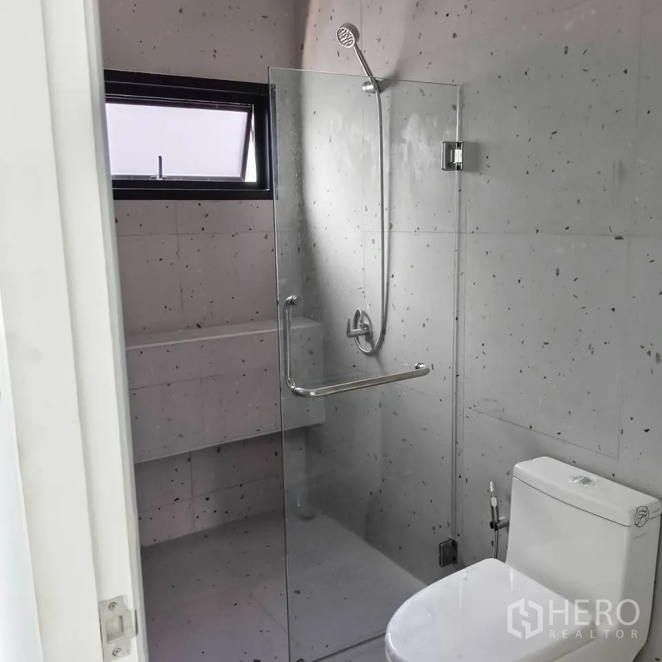 家庭办公室 for rent in Bang Na, Bangkok - 卫生间带玻璃淋浴间、马桶与小窗。