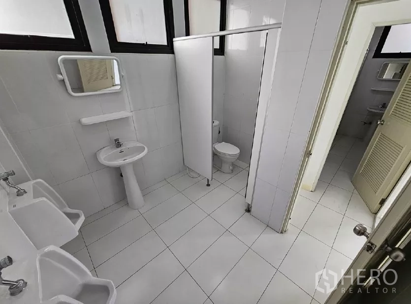 货栈 出租或出售在Lak Si, Bangkok - 整洁的瓷砖洗手间，含隔间、小便斗与洗手盆