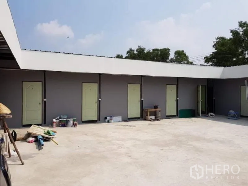 货栈 出售在Lam Luk Ka, Pathum Thani - 庭院一侧排列多间员工房/功能间，独立房门。