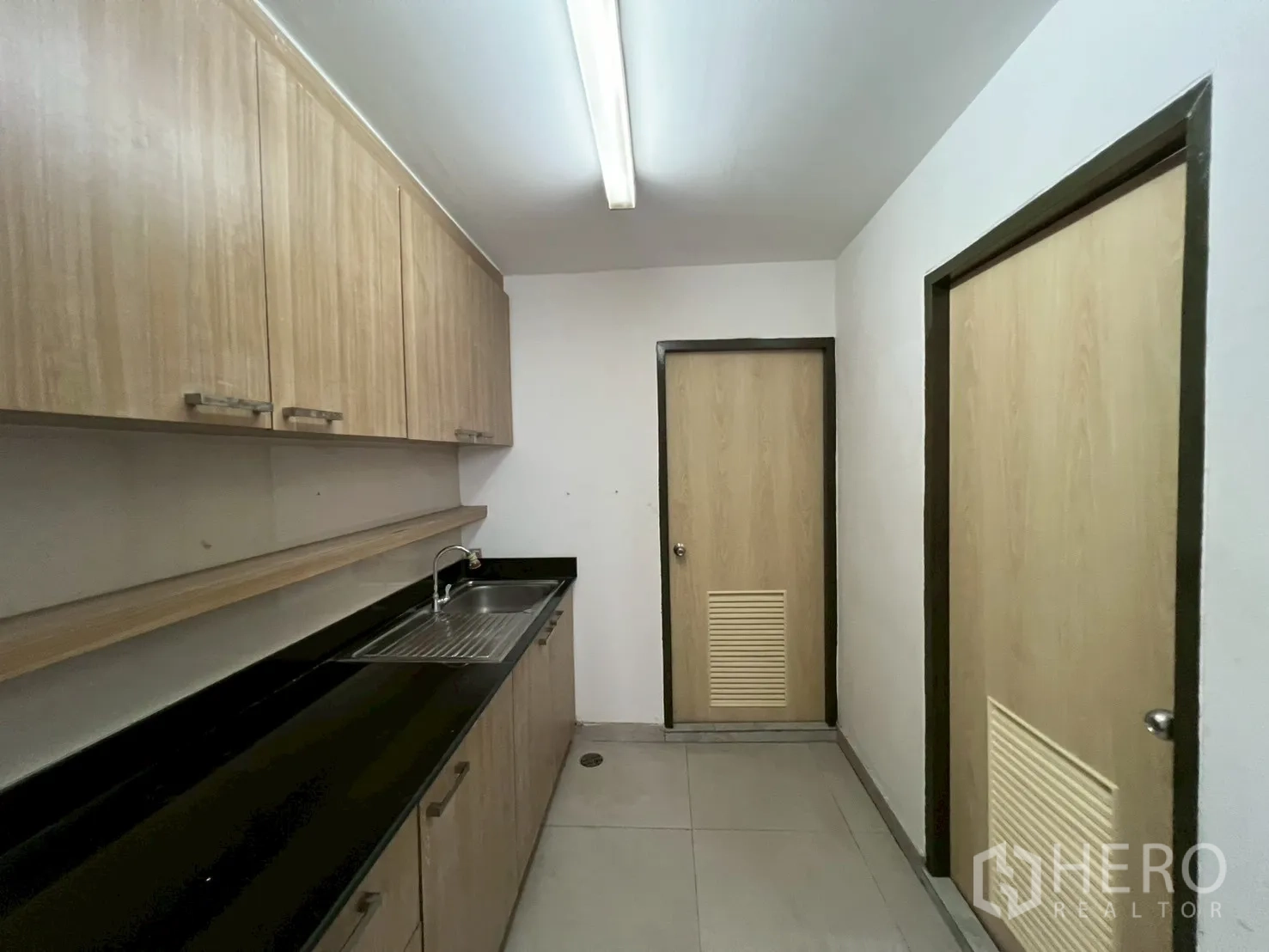 สำนักงาน ให้เช่าในWatthana, Bangkok - แพนทรีสำนักงานบิวท์อิน ตู้แขวน อ่างล้าง และท็อปหินสีดำ