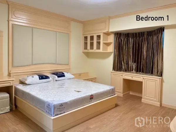 公寓 出租在Watthana, Bangkok - 宽敞卧室，带嵌入式柜体、书桌、双人床和飘窗窗帘