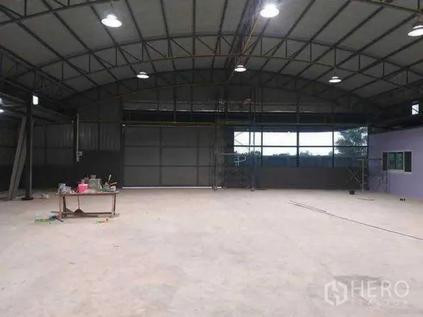 货栈 出租在Khlong Sam Wa, Bangkok - 仓库内部开阔无柱，高拱钢架顶、采光窗与明亮工矿灯。