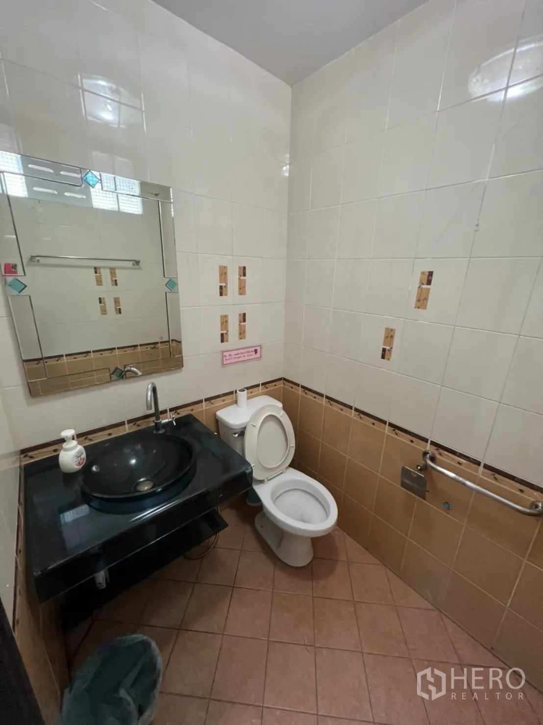 อาคารพาณิชย์ ให้เช่าในKhlong Toei, Bangkok - ห้องน้ำปูกระเบื้องพร้อมอ่างล้างหน้าเคาน์เตอร์สีดำและโถสุขภัณฑ์