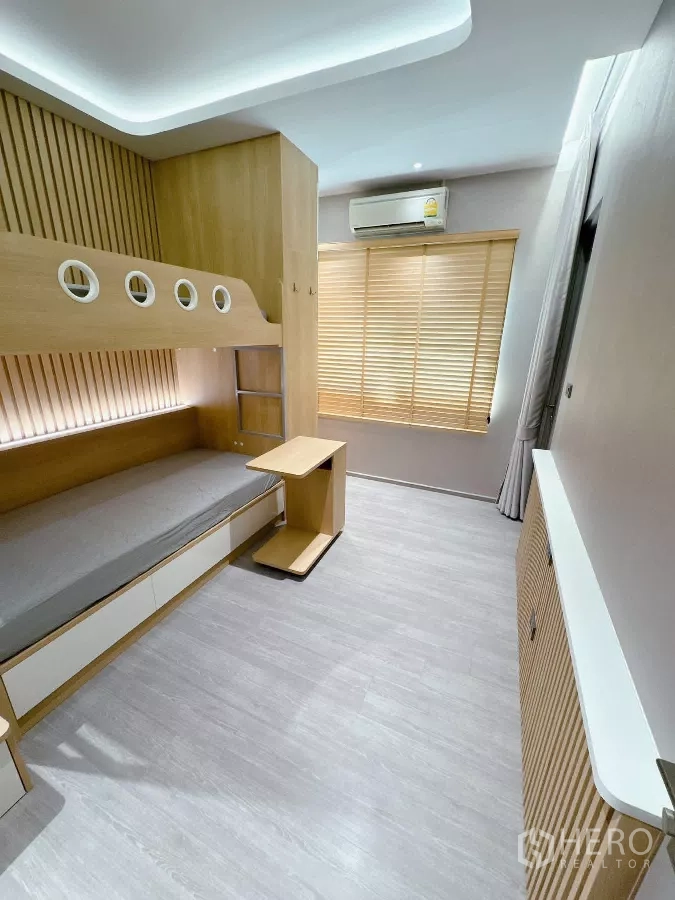 ทาวน์เฮาส์ ให้เช่าหรือขายในLat Phrao, Bangkok - ห้องนอนสว่างพร้อมบังค์เบดบิลท์อินและมู่ลี่หน้าต่างกว้าง